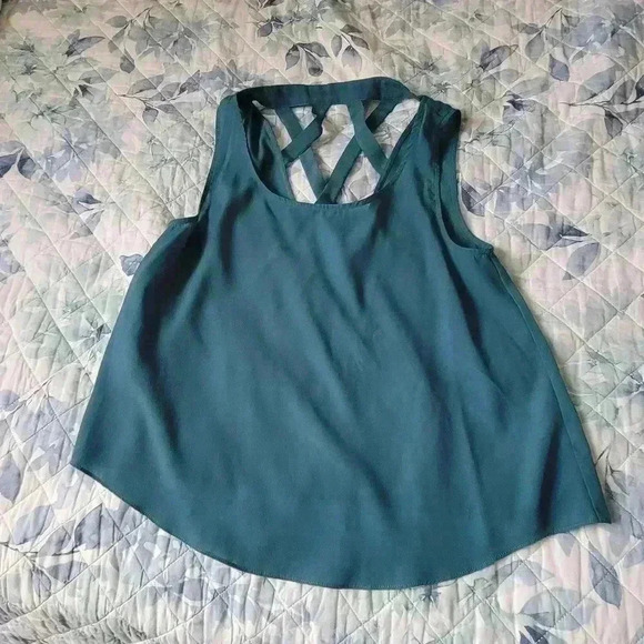 BCBG generation aqua tank top with pattern in the back - Picture 2 of 3